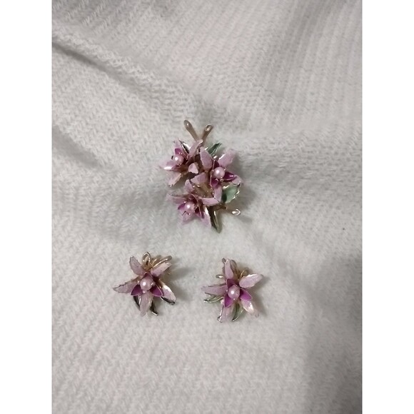 Vintage 1950s Lilly Rose Brooch Pin Earring Set - Purple Enamel Flowers & Pearls - Picture 2 of 12
